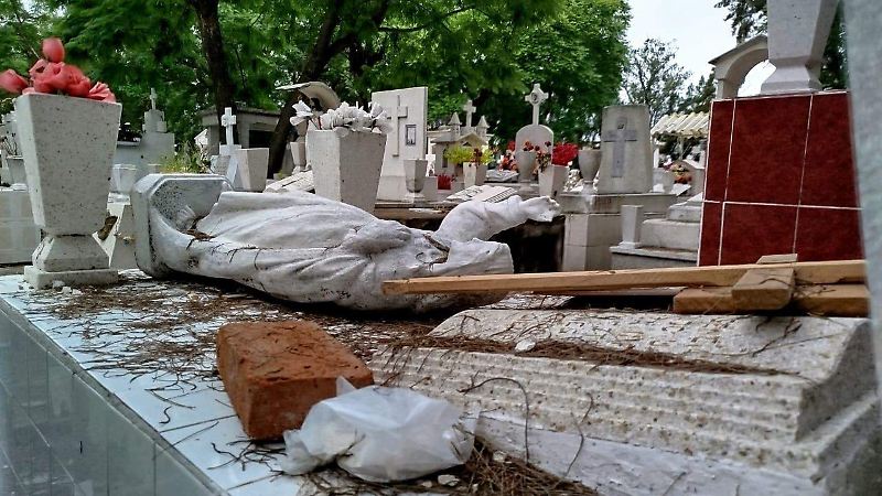 Hay-basura-sobre-las-tumbas